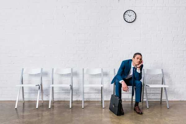 Gelangweilter Mann Mit Aktentasche Sitzt Auf Stuhl Und Wartet — Stockfoto