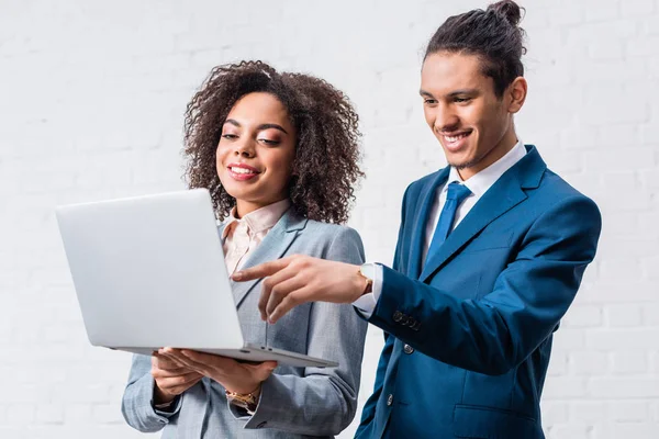 Geschäftsfrau Sieht Mann Laptop Auf Weißem Wandhintergrund — Stockfoto