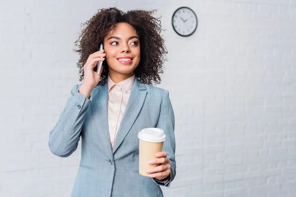 Mujer Negocios Afroamericana Con Taza Café Hablando Por Teléfono —  Fotos de Stock