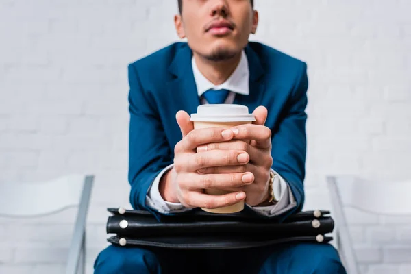 Copo Papel Mãos Empresário Esperando Cadeira Com Pasta — Fotografia de Stock