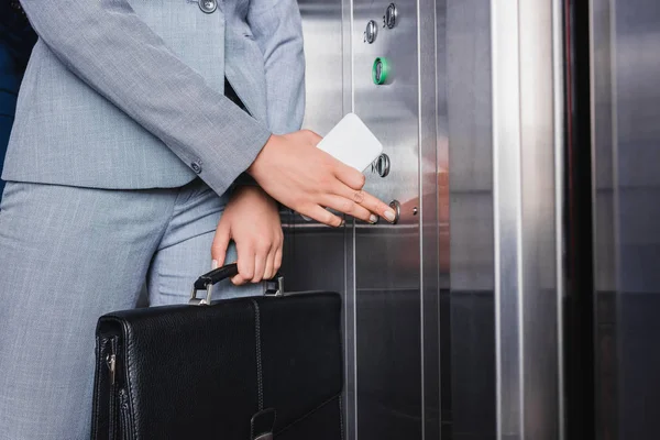 Close Beeld Van Vrouw Pak Elektronische Knop Ingedrukt Druk Knop — Stockfoto