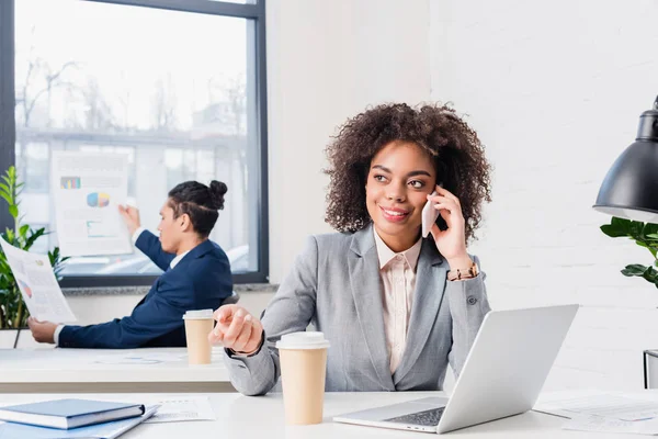 Geschäftsfrau Telefoniert Mit Geschäftsmann Der Mit Papieren Hinter Sich Arbeitet — Stockfoto