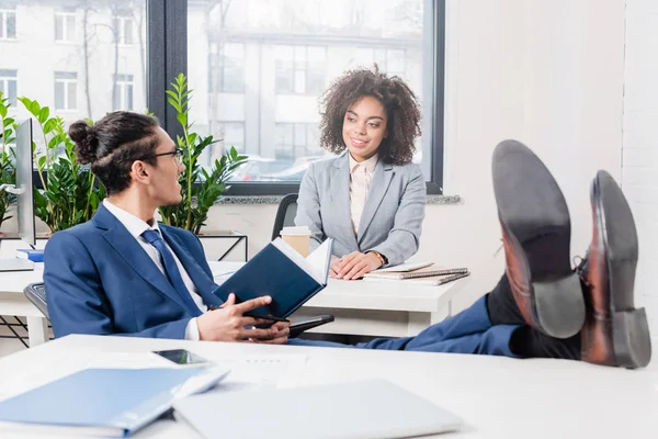 African American Affärsman Och Kvinna Diskuterar Idéer Office — Stockfoto