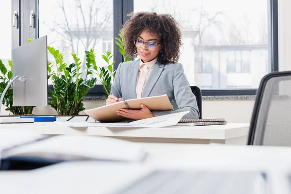 Afro Amerikaanse Zakenvrouw Glazen Haar Werkplek — Stockfoto