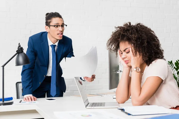 Empresário Gritando Com Empresária Por Mesa Escritório — Fotografia de Stock