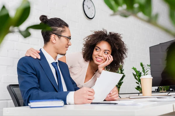 Empresaria Afroamericana Abrazando Joven Hombre Mesa Con Computadora Oficina — Foto de stock gratis