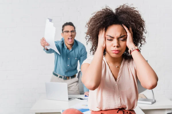 Woman Suffering Stress Because Angry Male Colleague Office — Stock Photo, Image