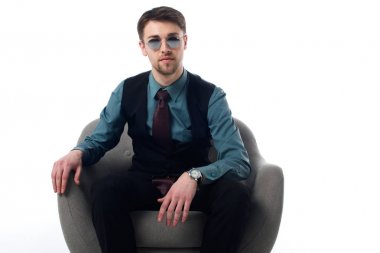 koltuk üzerinde beyaz izole oturan güneş gözlüğü şık casus portresi