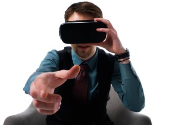 Ajan beyaz izole koltuk oturuyor ve sanal gerçeklik kulaklık portresi