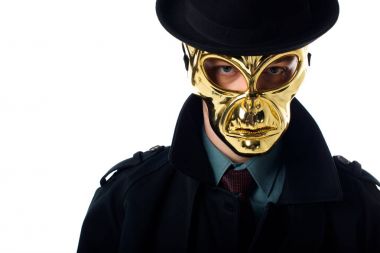 ceza altın maske, şapka ve siyah ceket üzerine beyaz izole kamera bakarak portresi