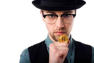 Gözlük ve şapka beyaz izole altın bitcoin tutan casus portresi