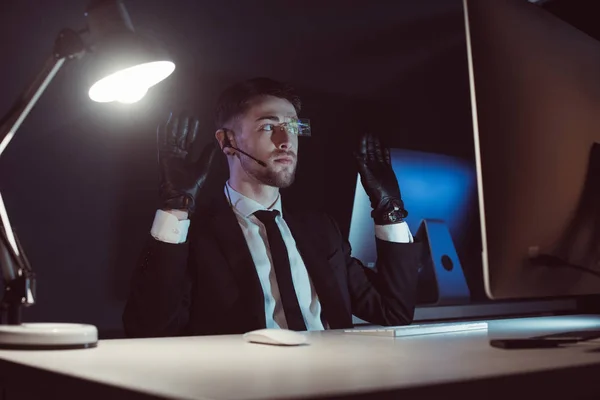 Agente Espião Luvas Com Mãos Para Cima Sentado Mesa Escuro — Fotos gratuitas