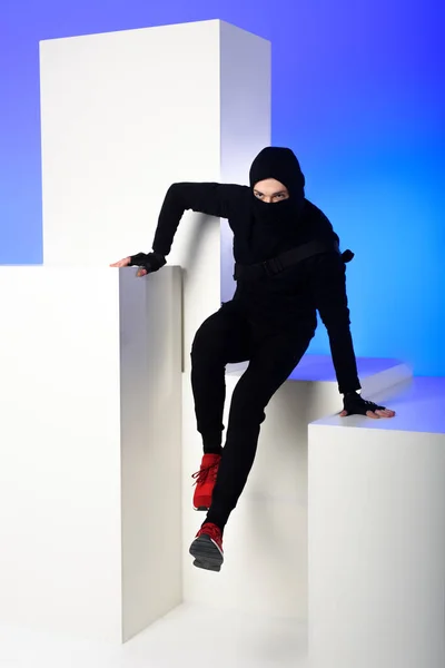 Ninja Zwarte Kleding Met Katana Achter Krijgen Witte Blok Geïsoleerd — Stockfoto