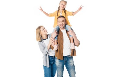 gülümseyen baba ve annesiyle yakınındaki tarafından izole üzerinde beyaz ayakta piggybacking kız
