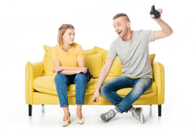 video oyunu birlikte oynayan sarı koltukta beyaz izole çift
