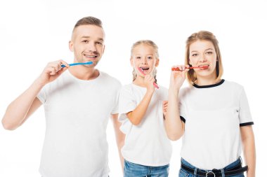 beyaz izole diş fırçalama benzer giyim aile portresi