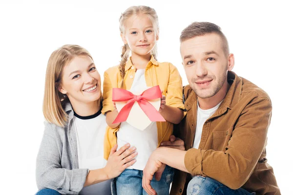 Portret Van Glimlachen Ouders Dochtertje Met Hartvormige Geschenk Handen Geïsoleerd — Stockfoto