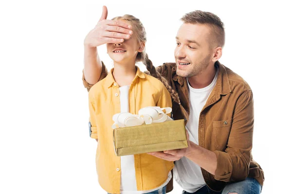 Portrait Père Avec Cadeau Enveloppé Couvrant Les Yeux Des Filles — Photo