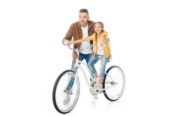 笑顔の父と白で隔離は自転車で小さな娘 — ストック写真