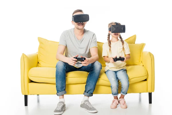 Familie Virtual Reality Headsets Spielt Videospiel Isoliert Auf Weiß — Stockfoto