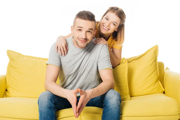 Portret Van Gelukkige Vrouw Knuffelen Man Gele Sofa Geïsoleerd Wit — Stockfoto