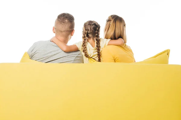 Visão Traseira Dos Pais Filha Sentados Sofá Amarelo Isolado Branco — Fotografia de Stock