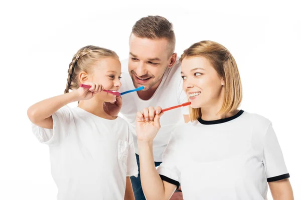 Retrato Família Roupas Semelhantes Escovação Dentes Isolados Branco — Fotografia de Stock