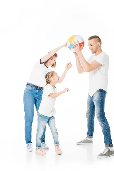 Rodiče Dítě Podobné Oblečení Hraní Míčem Izolované Bílém — Stock fotografie