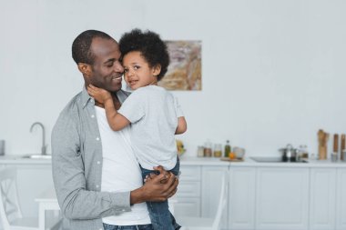 Afro-Amerikan baba sarılma oğul evde