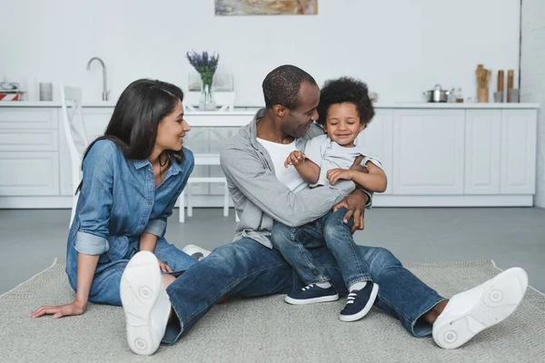 Afrikanska Amerikanska Föräldrar Kul Med Son Golvet Hemma — Stockfoto
