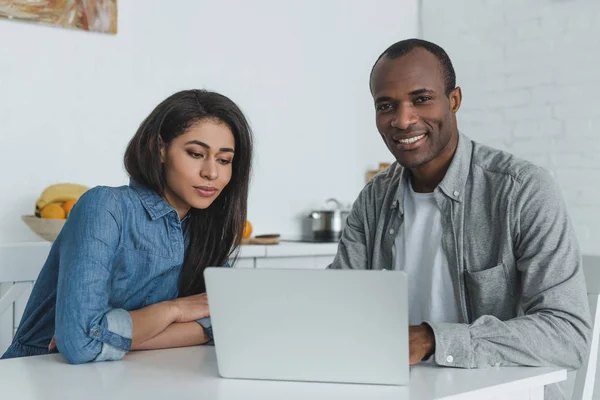 African American Couple Using Laptop Table Home — Free Stock Photo