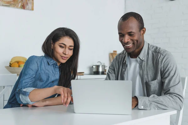 快乐的非洲裔美国人的女朋友和男朋友在家里看笔记本电脑 — 图库照片