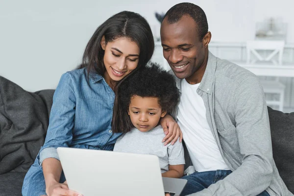 Afroamerikansk familj med bärbar dator — Stockfoto