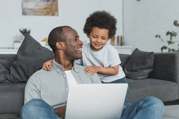 Pai e filho usando laptop — Fotografia de Stock