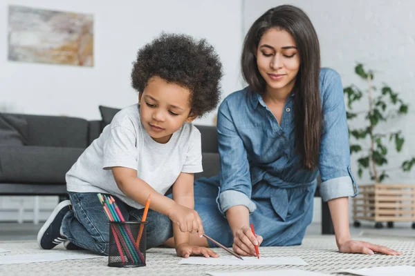 Afroamerikanska Mor Och Son Ritning Golvet Hemma — Stockfoto