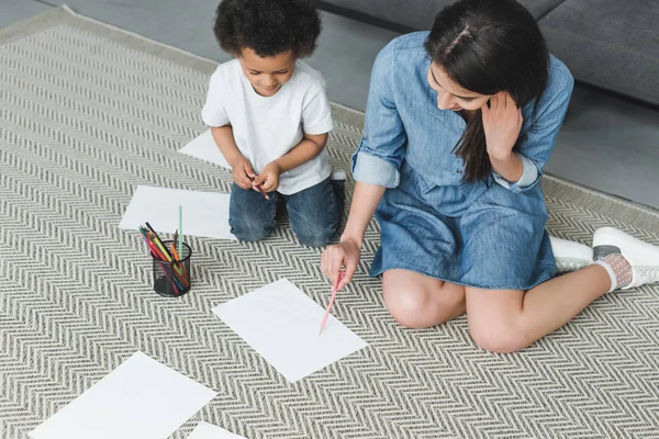 Vista Ángulo Alto Madre Afroamericana Hijo Dibujo Casa — Foto de Stock