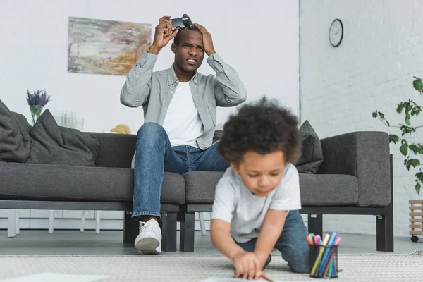 Boldogtalan Afro Amerikai Apa Játszott Videojáték Fia Rajz Emeleten Otthon — Stock Fotó