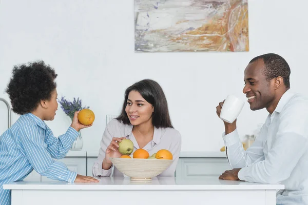 African American Parents Son Having Breakfast Table Kitchen — Stock Photo, Image