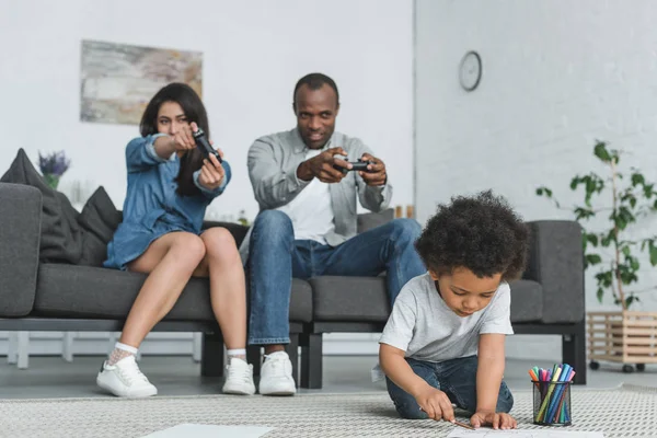 Familj spelar TV-spel — Stockfoto