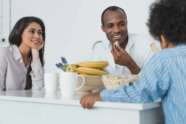 Afroamericanos Padres Hijo Desayunando Juntos Casa — Foto de stock gratuita