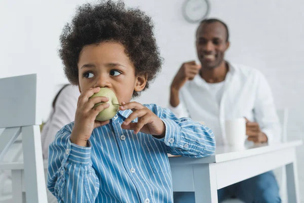 Afro Americano Menino Mordendo Maçã Casa — Fotografia de Stock