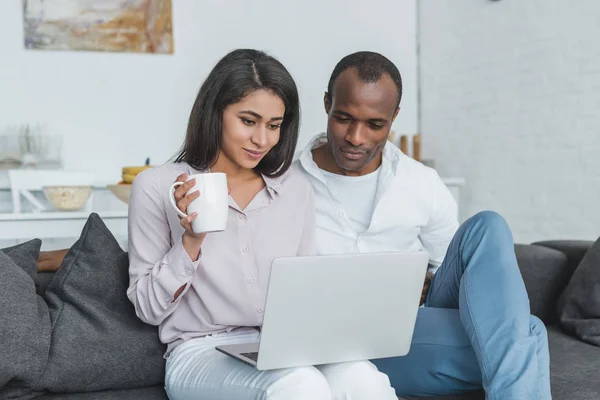 Afrikaanse Amerikaanse Echtpaar Met Behulp Van Laptop Ochtend Thuis — Stockfoto