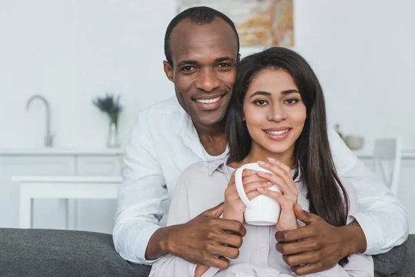 Novio Afroamericano Abrazando Novia Mañana Casa — Foto de stock gratuita