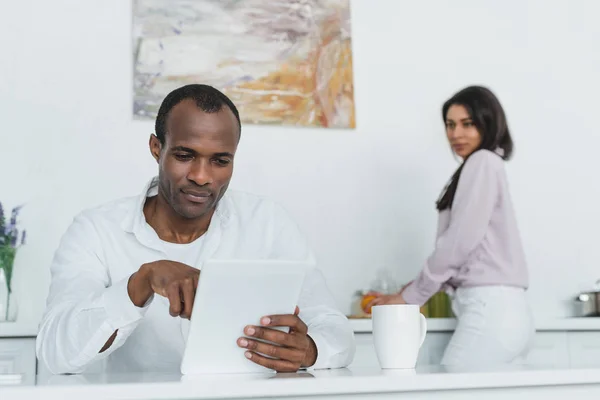 African American Girlfriend Cooking Boyfriend Using Tablet Kitchen — Stock Photo, Image