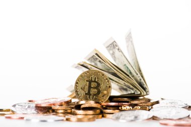 bitcoins ve Doları banknot üzerinde beyaz izole yakından görmek