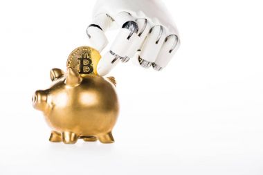 Robotik Kol altın beyaz izole kumbara bitcoin koyarak