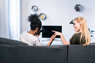 arkadan görünüşü çok ırklı çift birlikte evde video oyunu oynamak