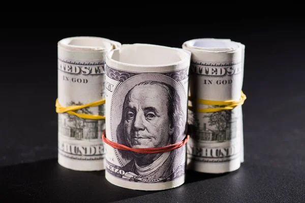Detailní Pohled Válcované Dolarové Bankovky Černém Pozadí — Stock fotografie