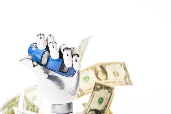 小さな青い車モデルとドル紙幣の白で隔離を握ったロボット アーム  — 無料ストックフォト