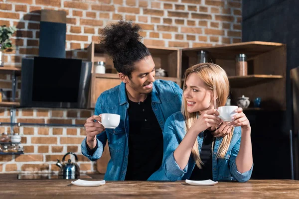 Retrato Sonriente Pareja Joven Multirracial Con Tazas Café Cocina Casa — Foto de Stock